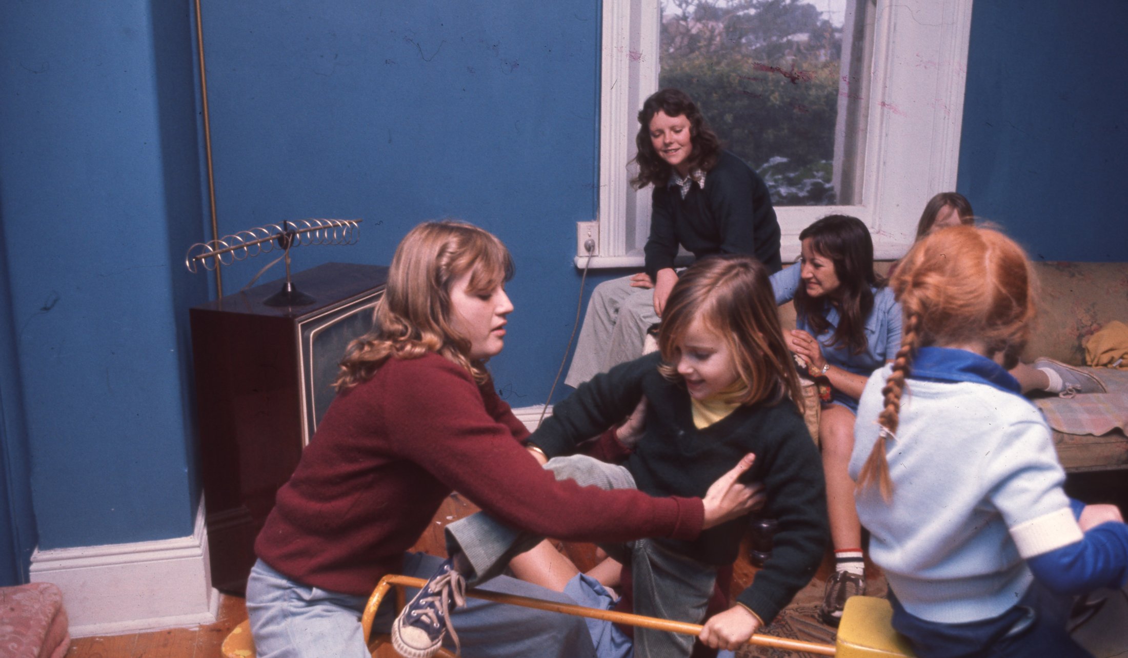 1970-80 - KC - Children In Loungeroom (3)