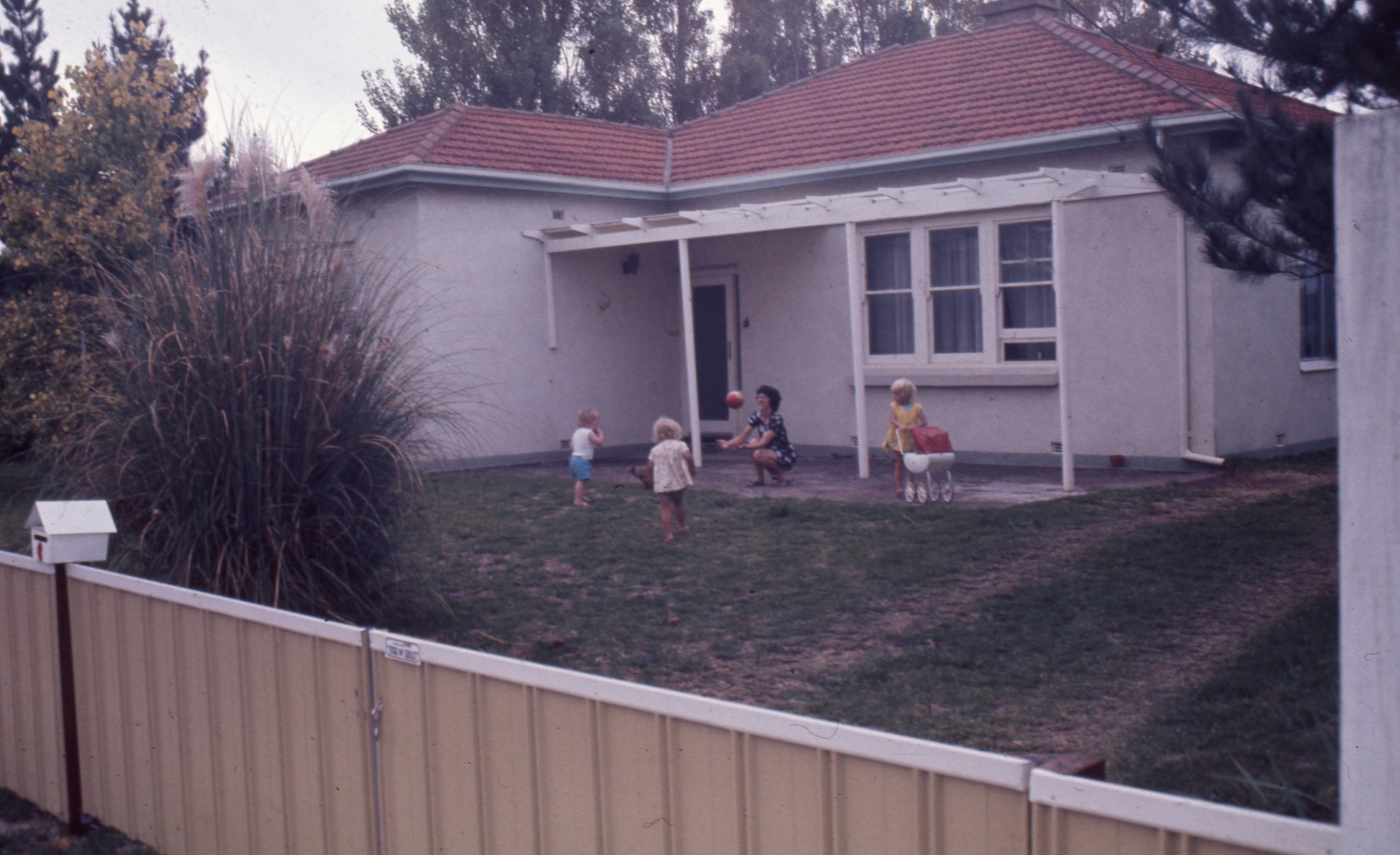 1970-80 - KC - Children In Yard (3)