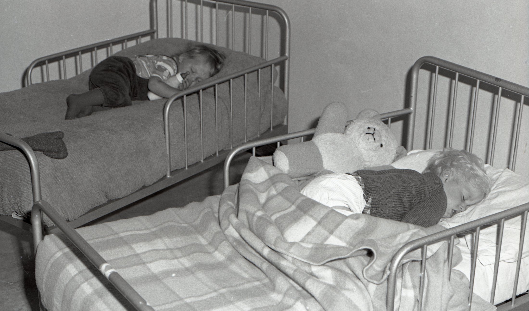 1975 - Children Sleeping